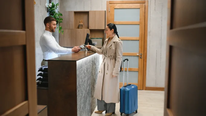 Ночевка в отеле на одну ночь: когда это удобно и как не переплатить