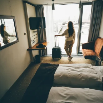 Отель как культурный хаб: кейсы сотрудничества с художниками